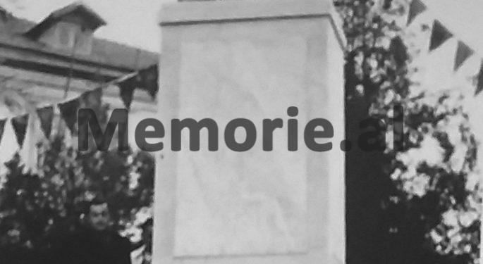 “Zemrat tona janë në ankth dhe vuajnë, pse vuan ati ynë i shtrenjtë, shpëtimtari i njerëzimit,…”/ Fotot e panjohura të ceremonive në Tiranë për vdekjen e Stalinit