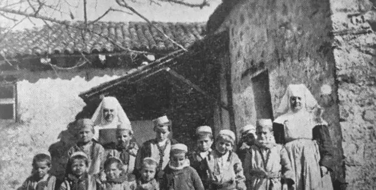 Fotot e panjohura / Godinat, klinikat dhe mjekët e spitaleve, nga Monarkia e Zogut, në Shqipërinë Socialiste: Tirana, Durrësi, Shkodra, Korça, Vlora, Elbasani, Gjirokastra, Berati, Peqini, Lezha…