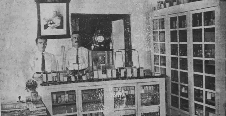 Fotot e panjohura / Godinat, klinikat dhe mjekët e spitaleve, nga Monarkia e Zogut, në Shqipërinë Socialiste: Tirana, Durrësi, Shkodra, Korça, Vlora, Elbasani, Gjirokastra, Berati, Peqini, Lezha…