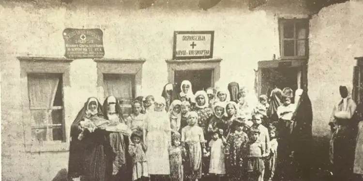 Fotot e panjohura / Godinat, klinikat dhe mjekët e spitaleve, nga Monarkia e Zogut, në Shqipërinë Socialiste: Tirana, Durrësi, Shkodra, Korça, Vlora, Elbasani, Gjirokastra, Berati, Peqini, Lezha…