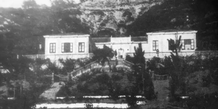 Fotot e panjohura / Godinat, klinikat dhe mjekët e spitaleve, nga Monarkia e Zogut, në Shqipërinë Socialiste: Tirana, Durrësi, Shkodra, Korça, Vlora, Elbasani, Gjirokastra, Berati, Peqini, Lezha…