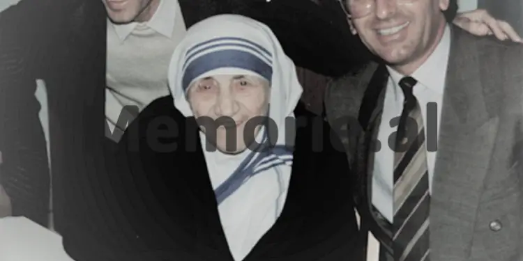 Foto të pa publikuara të Nënë Terezës / Nga takimet me Ramizin, Nexhmijen e Llambi Gegpriftin, te shtëpia e prindërve, Kryegjyshata Bektashiane dhe kopshtet e fëmijve