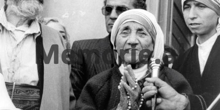 Foto të pa publikuara të Nënë Terezës / Nga takimet me Ramizin, Nexhmijen e Llambi Gegpriftin, te shtëpia e prindërve, Kryegjyshata Bektashiane dhe kopshtet e fëmijve