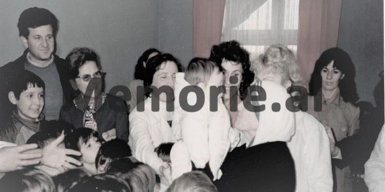 Foto të pa publikuara të Nënë Terezës / Nga takimet me Ramizin, Nexhmijen e Llambi Gegpriftin, te shtëpia e prindërve, Kryegjyshata Bektashiane dhe kopshtet e fëmijve