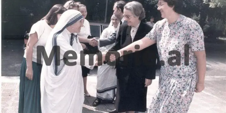 Foto të pa publikuara të Nënë Terezës / Nga takimet me Ramizin, Nexhmijen e Llambi Gegpriftin, te shtëpia e prindërve, Kryegjyshata Bektashiane dhe kopshtet e fëmijve