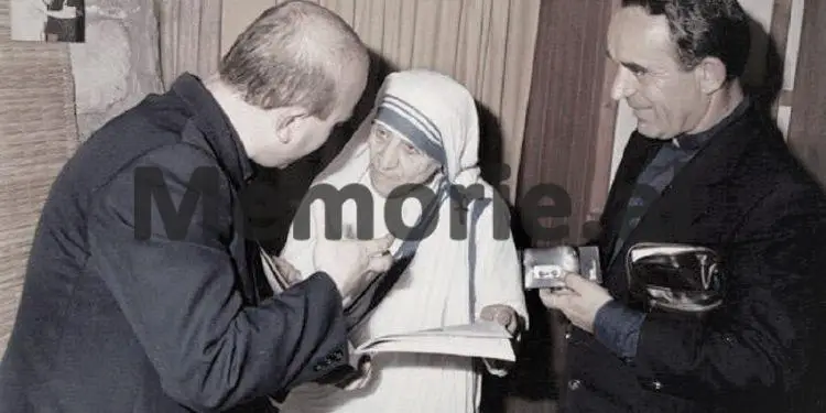 Foto të pa publikuara të Nënë Terezës / Nga takimet me Ramizin, Nexhmijen e Llambi Gegpriftin, te shtëpia e prindërve, Kryegjyshata Bektashiane dhe kopshtet e fëmijve