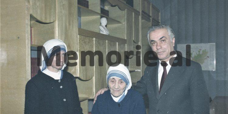 Foto të pa publikuara të Nënë Terezës / Nga takimet me Ramizin, Nexhmijen e Llambi Gegpriftin, te shtëpia e prindërve, Kryegjyshata Bektashiane dhe kopshtet e fëmijve