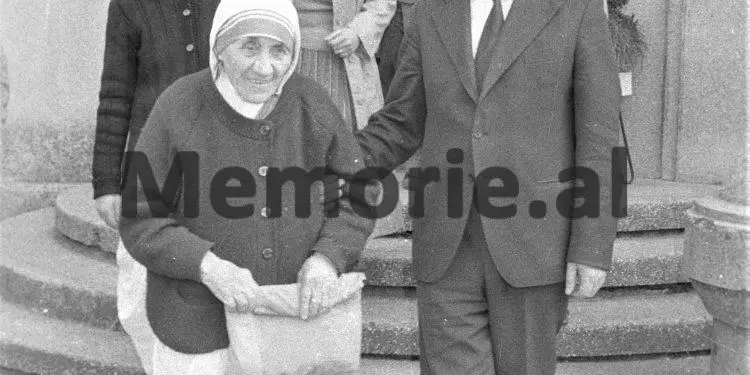 Foto të pa publikuara të Nënë Terezës / Nga takimet me Ramizin, Nexhmijen e Llambi Gegpriftin, te shtëpia e prindërve, Kryegjyshata Bektashiane dhe kopshtet e fëmijve