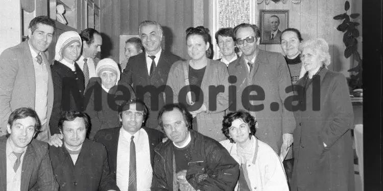 Foto të pa publikuara të Nënë Terezës / Nga takimet me Ramizin, Nexhmijen e Llambi Gegpriftin, te shtëpia e prindërve, Kryegjyshata Bektashiane dhe kopshtet e fëmijve