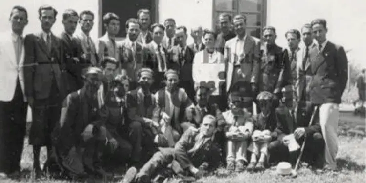 Mahir Domi, a Grenoble graduate of Albanian letters, who was 9 years old, subscribed to the Monarchy newspapers, and Boston’s “Sunny” and “New Albania” newspapers.