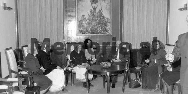 Foto të pa publikuara të Nënë Terezës / Nga takimet me Ramizin, Nexhmijen e Llambi Gegpriftin, te shtëpia e prindërve, Kryegjyshata Bektashiane dhe kopshtet e fëmijve