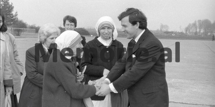 Foto të pa publikuara të Nënë Terezës / Nga takimet me Ramizin, Nexhmijen e Llambi Gegpriftin, te shtëpia e prindërve, Kryegjyshata Bektashiane dhe kopshtet e fëmijve