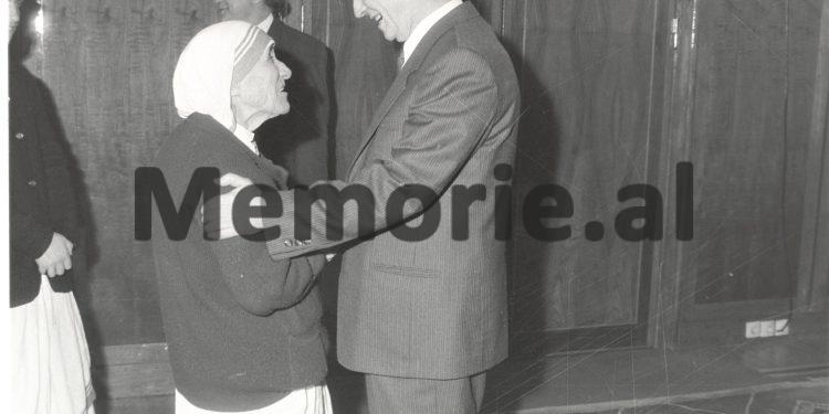 Foto të pa publikuara të Nënë Terezës / Nga takimet me Ramizin, Nexhmijen e Llambi Gegpriftin, te shtëpia e prindërve, Kryegjyshata Bektashiane dhe kopshtet e fëmijve