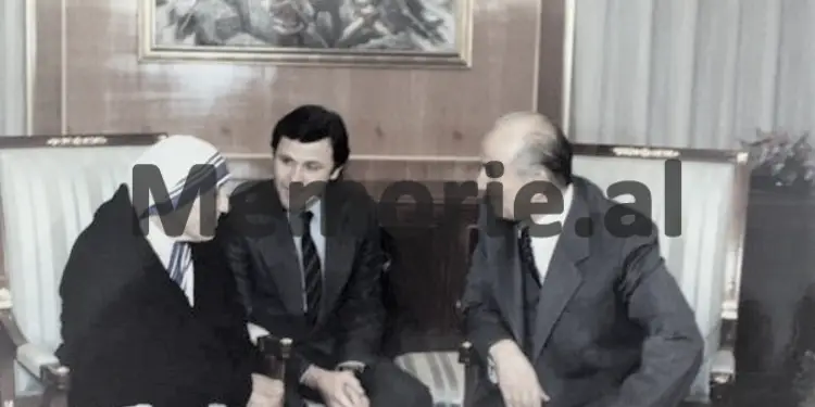 Foto të pa publikuara të Nënë Terezës / Nga takimet me Ramizin, Nexhmijen e Llambi Gegpriftin, te shtëpia e prindërve, Kryegjyshata Bektashiane dhe kopshtet e fëmijve