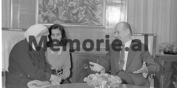 Foto të pa publikuara të Nënë Terezës / Nga takimet me Ramizin, Nexhmijen e Llambi Gegpriftin, te shtëpia e prindërve, Kryegjyshata Bektashiane dhe kopshtet e fëmijve