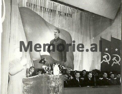 “Zemrat tona janë në ankth dhe vuajnë, pse vuan ati ynë i shtrenjtë, shpëtimtari i njerëzimit,…”/ Fotot e panjohura të ceremonive në Tiranë për vdekjen e Stalinit