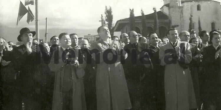 “Zemrat tona janë në ankth dhe vuajnë, pse vuan ati ynë i shtrenjtë, shpëtimtari i njerëzimit,…”/ Fotot e panjohura të ceremonive në Tiranë për vdekjen e Stalinit