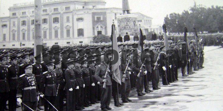 “Zemrat tona janë në ankth dhe vuajnë, pse vuan ati ynë i shtrenjtë, shpëtimtari i njerëzimit,…”/ Fotot e panjohura të ceremonive në Tiranë për vdekjen e Stalinit