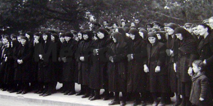 “Zemrat tona janë në ankth dhe vuajnë, pse vuan ati ynë i shtrenjtë, shpëtimtari i njerëzimit,…”/ Fotot e panjohura të ceremonive në Tiranë për vdekjen e Stalinit