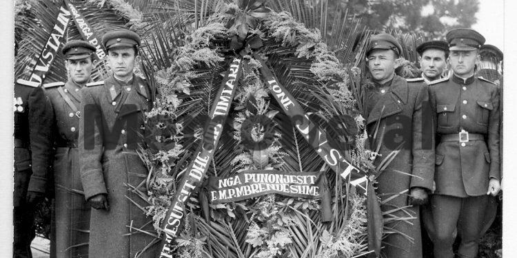 “Zemrat tona janë në ankth dhe vuajnë, pse vuan ati ynë i shtrenjtë, shpëtimtari i njerëzimit,…”/ Fotot e panjohura të ceremonive në Tiranë për vdekjen e Stalinit