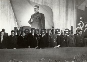 “Zemrat tona janë në ankth dhe vuajnë, pse vuan ati ynë i shtrenjtë, shpëtimtari i njerëzimit,…”/ Fotot e panjohura të ceremonive në Tiranë për vdekjen e Stalinit