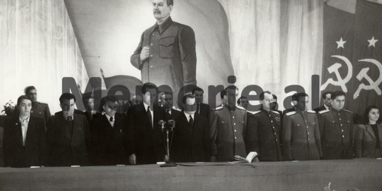 “Zemrat tona janë në ankth dhe vuajnë, pse vuan ati ynë i shtrenjtë, shpëtimtari i njerëzimit,…”/ Fotot e panjohura të ceremonive në Tiranë për vdekjen e Stalinit