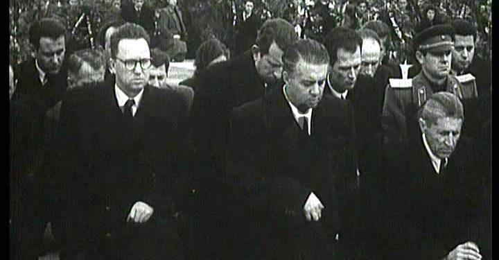 “Zemrat tona janë në ankth dhe vuajnë, pse vuan ati ynë i shtrenjtë, shpëtimtari i njerëzimit,…”/ Fotot e panjohura të ceremonive në Tiranë për vdekjen e Stalinit