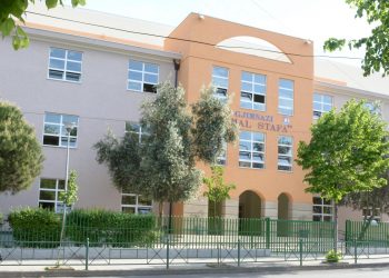 Historia e panjohur e gjimnazit “Qemal Stafa” / Nga dekreti i Zogut për çeljen e tij në 1925-ën, te drejtuesit, pedagogët dhe nxënësit që drejtuan më pas Shqipërinë si…