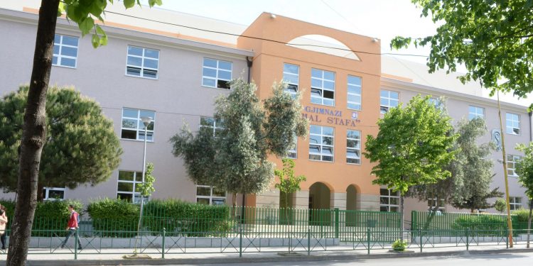 Historia e panjohur e gjimnazit “Qemal Stafa” / Nga dekreti i Zogut për çeljen e tij në 1925-ën, te drejtuesit, pedagogët dhe nxënësit që drejtuan më pas Shqipërinë si…