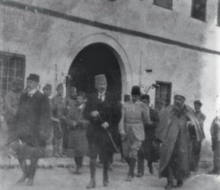 “Shok dhome me Avni Rustemin dhe bashkëpunëtor i ngushtë i Nolit, Gurakuqit e Malëshovës, studjoi në Rusinë e Stalinit dhe urrente komunizmin…”?! Historia e panjohur Reshat Këlliçit