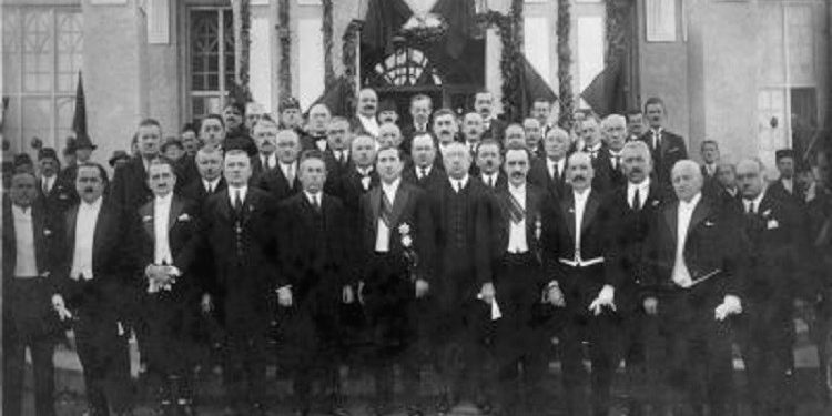 “Shok dhome me Avni Rustemin dhe bashkëpunëtor i ngushtë i Nolit, Gurakuqit e Malëshovës, studjoi në Rusinë e Stalinit dhe urrente komunizmin…”?! Historia e panjohur Reshat Këlliçit