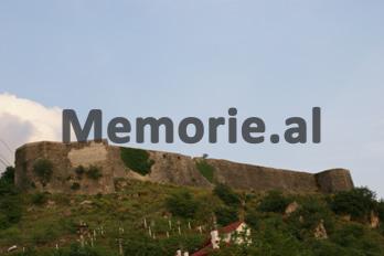 “Babai im, i diplomuar në Sorbonë dhe mik i kryeministrit francez, Daladier, përfundoi si punëtor në “Muhamet Gjollesha” e hamall në Zall të Kirit…”/ Historia tragjike e familjes …