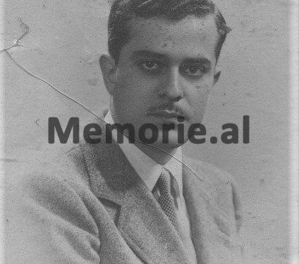 “Babai im, i diplomuar në Sorbonë dhe mik i kryeministrit francez, Daladier, përfundoi si punëtor në “Muhamet Gjollesha” e hamall në Zall të Kirit…”/ Historia tragjike e familjes …