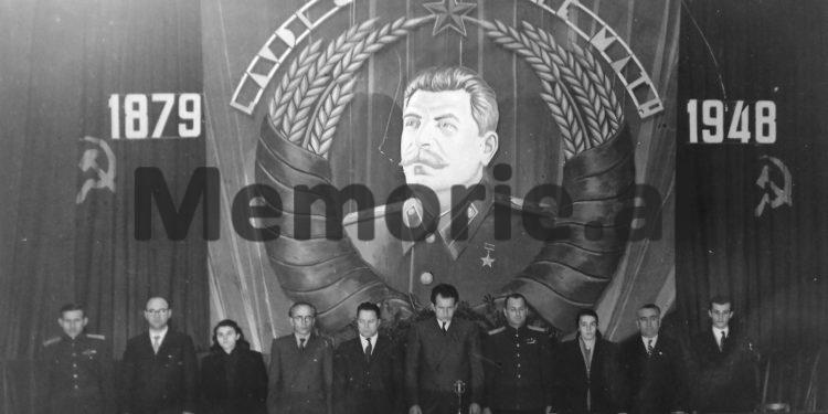 “Zemrat tona janë në ankth dhe vuajnë, pse vuan ati ynë i shtrenjtë, shpëtimtari i njerëzimit,…”/ Fotot e panjohura të ceremonive në Tiranë për vdekjen e Stalinit