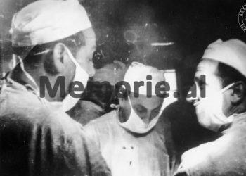 Ministri i Shëndetësisë para pushkatimit/Fotot e papublikuar të Llambi Ziçishtit, në momentin që iu dha dënimi me vdekje, i akuzuar se do helmonte Enverin…