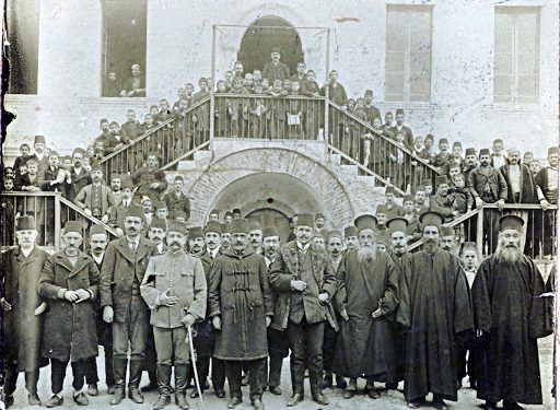 Historia e panjohur e gjimnazit “Qemal Stafa” / Nga dekreti i Zogut për çeljen e tij në 1925-ën, te drejtuesit, pedagogët dhe nxënësit që drejtuan më pas Shqipërinë si…