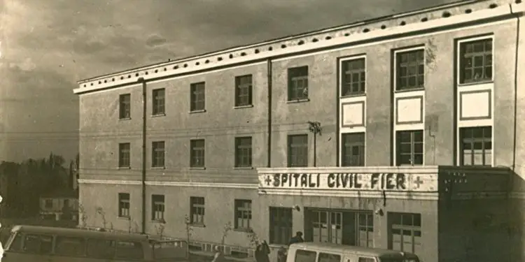 Fotot e panjohura / Godinat, klinikat dhe mjekët e spitaleve, nga Monarkia e Zogut, në Shqipërinë Socialiste: Tirana, Durrësi, Shkodra, Korça, Vlora, Elbasani, Gjirokastra, Berati, Peqini, Lezha…