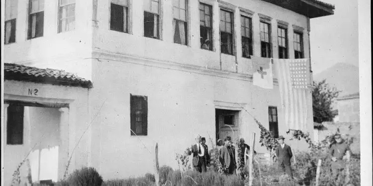 Fotot e panjohura / Godinat, klinikat dhe mjekët e spitaleve, nga Monarkia e Zogut, në Shqipërinë Socialiste: Tirana, Durrësi, Shkodra, Korça, Vlora, Elbasani, Gjirokastra, Berati, Peqini, Lezha…