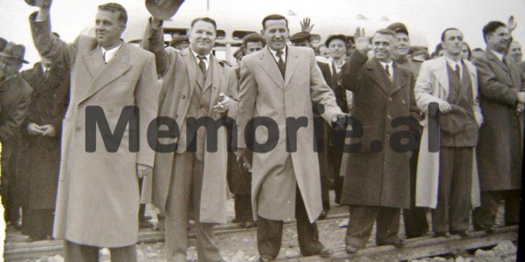 “Unë jam dakord me Spiro Kolekën që të ulim numrin e bagëtive të fshatarëve”/ Diskutimi i Enverit në Byro në ’56-ën që u kundërshtua vetëm nga Liri Belishova dhe bashkëshorti i saj…