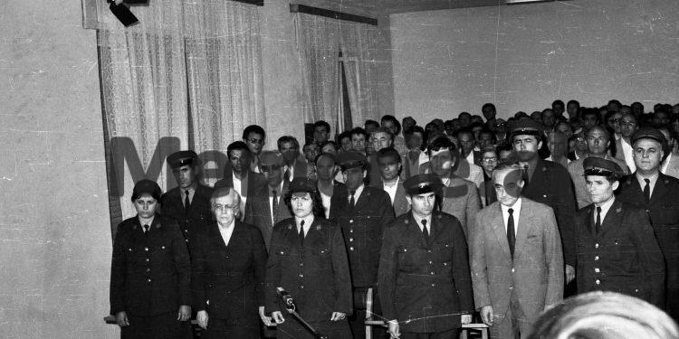 Ministri i Shëndetësisë para pushkatimit/Fotot e papublikuar të Llambi Ziçishtit, në momentin që iu dha dënimi me vdekje, i akuzuar se do helmonte Enverin…