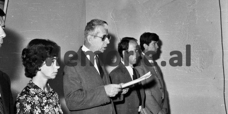 Ministri i Shëndetësisë para pushkatimit/Fotot e papublikuar të Llambi Ziçishtit, në momentin që iu dha dënimi me vdekje, i akuzuar se do helmonte Enverin…