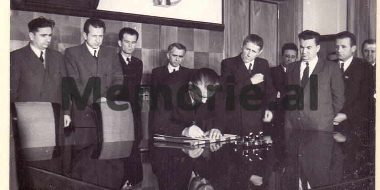 “Zemrat tona janë në ankth dhe vuajnë, pse vuan ati ynë i shtrenjtë, shpëtimtari i njerëzimit,…”/ Fotot e panjohura të ceremonive në Tiranë për vdekjen e Stalinit