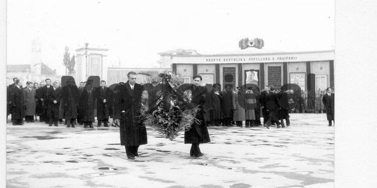 “Zemrat tona janë në ankth dhe vuajnë, pse vuan ati ynë i shtrenjtë, shpëtimtari i njerëzimit,…”/ Fotot e panjohura të ceremonive në Tiranë për vdekjen e Stalinit