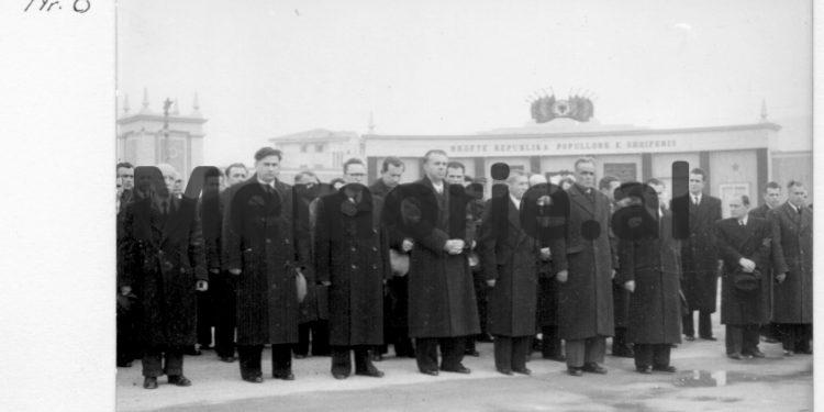 “Zemrat tona janë në ankth dhe vuajnë, pse vuan ati ynë i shtrenjtë, shpëtimtari i njerëzimit,…”/ Fotot e panjohura të ceremonive në Tiranë për vdekjen e Stalinit