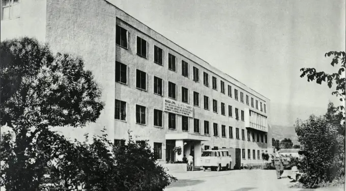 Fotot e panjohura / Godinat, klinikat dhe mjekët e spitaleve, nga Monarkia e Zogut, në Shqipërinë Socialiste: Tirana, Durrësi, Shkodra, Korça, Vlora, Elbasani, Gjirokastra, Berati, Peqini, Lezha…