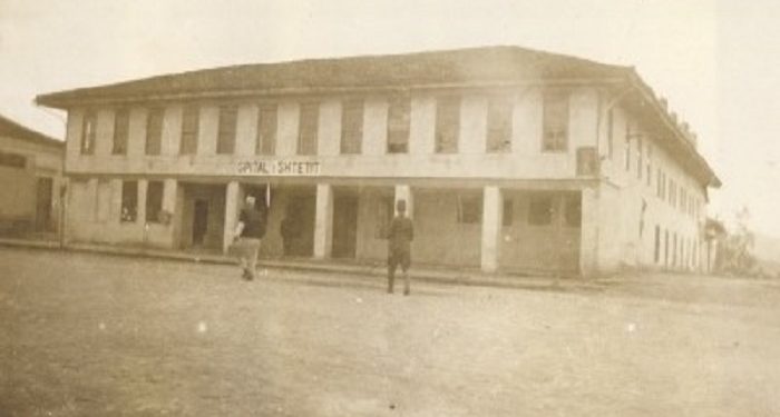 Fotot e panjohura / Godinat, klinikat dhe mjekët e spitaleve, nga Monarkia e Zogut, në Shqipërinë Socialiste: Tirana, Durrësi, Shkodra, Korça, Vlora, Elbasani, Gjirokastra, Berati, Peqini, Lezha…