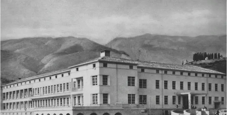 Fotot e panjohura / Godinat, klinikat dhe mjekët e spitaleve, nga Monarkia e Zogut, në Shqipërinë Socialiste: Tirana, Durrësi, Shkodra, Korça, Vlora, Elbasani, Gjirokastra, Berati, Peqini, Lezha…
