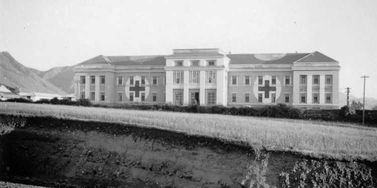 Fotot e panjohura / Godinat, klinikat dhe mjekët e spitaleve, nga Monarkia e Zogut, në Shqipërinë Socialiste: Tirana, Durrësi, Shkodra, Korça, Vlora, Elbasani, Gjirokastra, Berati, Peqini, Lezha…