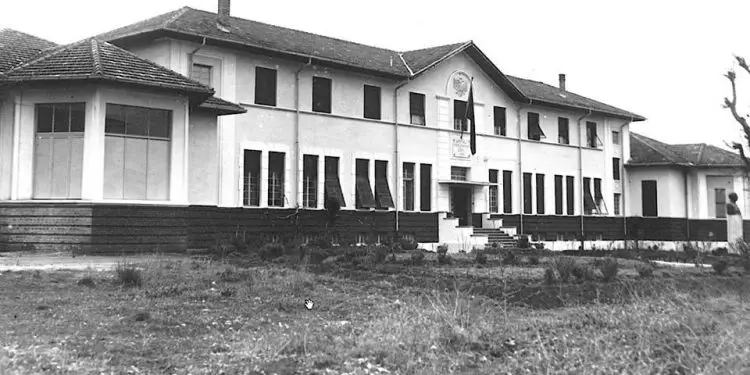 Fotot e panjohura / Godinat, klinikat dhe mjekët e spitaleve, nga Monarkia e Zogut, në Shqipërinë Socialiste: Tirana, Durrësi, Shkodra, Korça, Vlora, Elbasani, Gjirokastra, Berati, Peqini, Lezha…