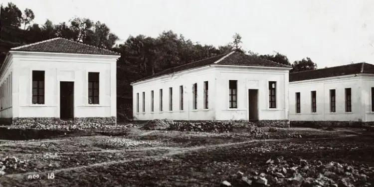 Fotot e panjohura / Godinat, klinikat dhe mjekët e spitaleve, nga Monarkia e Zogut, në Shqipërinë Socialiste: Tirana, Durrësi, Shkodra, Korça, Vlora, Elbasani, Gjirokastra, Berati, Peqini, Lezha…